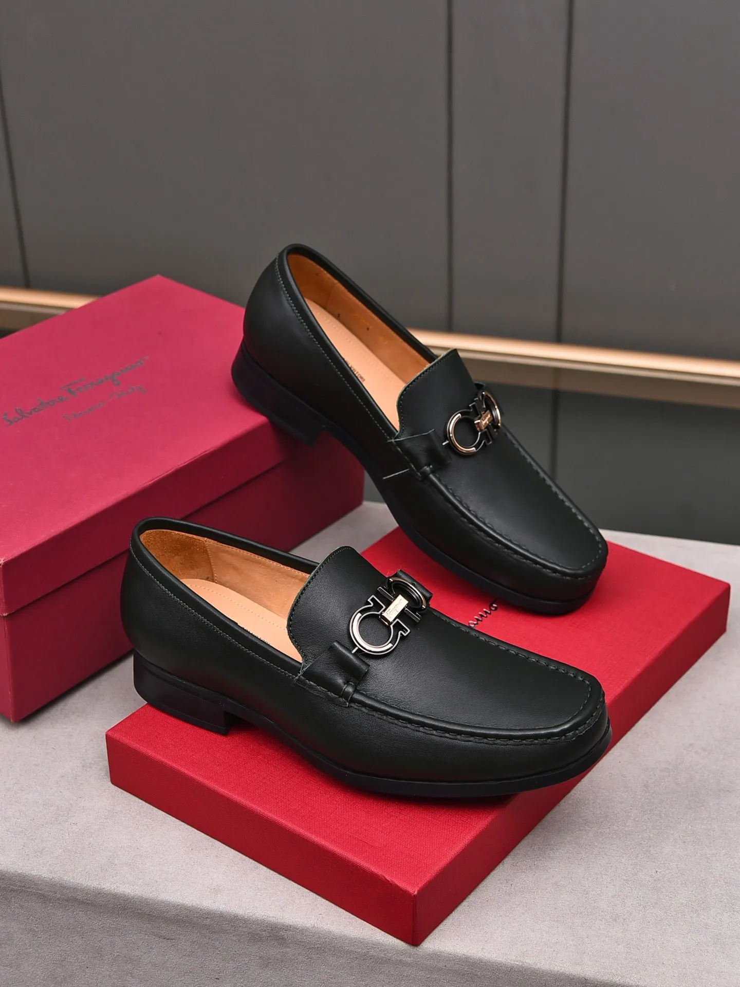 Factory: 250 [Original running volume quality] Brand: Ferragamo (Ferragamo) Size: Men's size 38/44 (45 can be customized) Grade: Same style as the official website High-end quality men's shoes Material: Original first-layer calfskin Water-dyed cowhide lining Original outsole Style category: Men's fashion formal business casual leather shoes Slip-on men's shoes high-top series Young fashion European and American trends British style Casual matching Comfortable feet